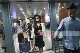 Á hậu Huyền My gây tranh cãi vì ảnh để mẹ đẩy hành lý ở Myanmar Á hậu Huyền My gây tranh cãi vì ảnh để mẹ đẩy hành lý ở Myanmar