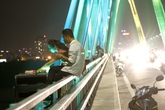 Tái diễn tình trạng dừng đỗ xe trên cầu Nhật Tân Tái diễn tình trạng dừng đỗ xe trên cầu Nhật Tân