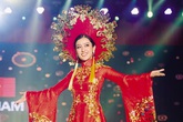 Áo dài của Huyền My bị cho giống trang phục Trung Quốc, các nhà thiết kế nói gì? Áo dài của Huyền My bị cho giống trang phục Trung Quốc, các nhà thiết kế nói gì?