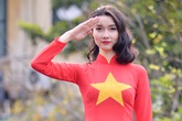 Cô gái xứ Lạng rạng rỡ trong tà áo dài màu cờ đỏ sao vàng Cô gái xứ Lạng rạng rỡ trong tà áo dài màu cờ đỏ sao vàng