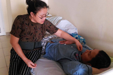 Bước đường cùng của người mẹ chục năm "bế" con trai 35 tuổi vào Nam ra Bắc chữa bệnh Bước đường cùng của người mẹ chục năm "bế" con trai 35 tuổi vào Nam ra Bắc chữa bệnh