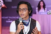 MC The Face Việt bị chỉ trích khi ngồi lên bàn ở họp báo MC The Face Việt bị chỉ trích khi ngồi lên bàn ở họp báo