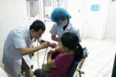 Tiền xu 200 đồng trong thực quản bé trai 5 tuổi Tiền xu 200 đồng trong thực quản bé trai 5 tuổi