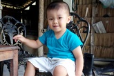 Bé trai bị đâm xuyên não kháu khỉnh tuổi lên hai Bé trai bị đâm xuyên não kháu khỉnh tuổi lên hai