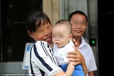 Bé trai bị bán qua tay 13 người trong vòng 3 tháng và chân dung hung thủ khiến ai cũng phẫn nộ Bé trai bị bán qua tay 13 người trong vòng 3 tháng và chân dung hung thủ khiến ai cũng phẫn nộ
