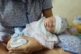 Hà Nội: Cô gái bị người yêu ruồng bỏ, đẻ con rồi để lại nhà ân nhân Hà Nội: Cô gái bị người yêu ruồng bỏ, đẻ con rồi để lại nhà ân nhân