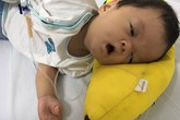 Xót lòng bé trai gần 10 tháng tuổi các ngón tay chân dính liền nhau Xót lòng bé trai gần 10 tháng tuổi các ngón tay chân dính liền nhau
