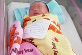 Sản phụ bước xuống đường sinh con tại chốt đèn đỏ Sản phụ bước xuống đường sinh con tại chốt đèn đỏ