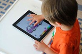 Cách kiểm soát việc sử dụng smartphone của con trẻ Cách kiểm soát việc sử dụng smartphone của con trẻ