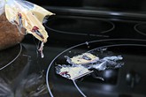 Dù nhựa chảy đóng cứng trên mặt bếp từ, tôi chỉ cũng chỉ mất có 2 phút để làm sạch Dù nhựa chảy đóng cứng trên mặt bếp từ, tôi chỉ cũng chỉ mất có 2 phút để làm sạch