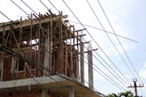 Bị điện giật rơi từ độ cao hơn 12 mét, người đàn ông nguy kịch Bị điện giật rơi từ độ cao hơn 12 mét, người đàn ông nguy kịch