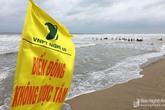Bão số 2: Thích cảm giác mạnh, du khách "đánh cược" tính mạng với sóng lớn Bão số 2: Thích cảm giác mạnh, du khách "đánh cược" tính mạng với sóng lớn