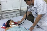 Mảnh kính ở trường học đâm vào ngực, nữ học sinh ở Hà Nội bị tràn máu màng phổi nặng Mảnh kính ở trường học đâm vào ngực, nữ học sinh ở Hà Nội bị tràn máu màng phổi nặng