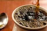 Đổ cà phê vào máy giặt ngay, mẹo này chắc chỉ còn mình bạn chưa biết Đổ cà phê vào máy giặt ngay, mẹo này chắc chỉ còn mình bạn chưa biết