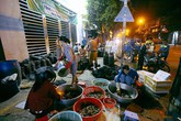 Chợ 'độc' ở Sài Gòn, gần nửa thế kỷ chỉ bán một mặt hàng lúc nửa đêm Chợ 'độc' ở Sài Gòn, gần nửa thế kỷ chỉ bán một mặt hàng lúc nửa đêm