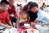 Sự thật về bức ảnh cô dâu ôm người yêu cũ khóc nức nở trong đám cưới Sự thật về bức ảnh cô dâu ôm người yêu cũ khóc nức nở trong đám cưới
