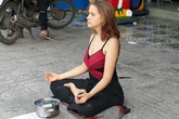 Cô gái Nga xinh đẹp ngồi thiền trên vỉa hè ở Phú Quốc để xin tiền
