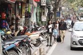 Quận Hoàn Kiếm (Hà Nội) ngày đầu ra quân dọn vỉa hè: Gửi xe máy mất… 20.000 đồng/lượt Quận Hoàn Kiếm (Hà Nội) ngày đầu ra quân dọn vỉa hè: Gửi xe máy mất… 20.000 đồng/lượt
