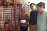 Xót xa mẹ già chăm con trong cũi sắt Xót xa mẹ già chăm con trong cũi sắt