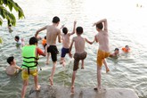 Vì nóng, nhiều trẻ em giỡn mặt “tử thần” kiểu này Vì nóng, nhiều trẻ em giỡn mặt “tử thần” kiểu này