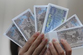 Khan tiền lẻ, cò chợ đen thổi giá chóng mặt Khan tiền lẻ, cò chợ đen thổi giá chóng mặt