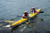 Lạ chuyện bỏ tiền để được vớt rác ở Hội An Lạ chuyện bỏ tiền để được vớt rác ở Hội An