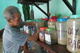 Cựu binh cụt cả 2 tay, vừa viết văn vừa bốc thuốc Cựu binh cụt cả 2 tay, vừa viết văn vừa bốc thuốc