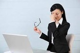 Cách khắc phục chứng khô mắt cho nhân viên văn phòng Cách khắc phục chứng khô mắt cho nhân viên văn phòng