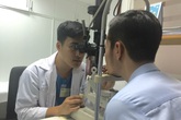 Nguy cơ sỏi mắt vì xem phim, đọc sách trên điện thoại Nguy cơ sỏi mắt vì xem phim, đọc sách trên điện thoại