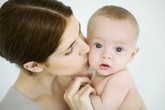 Vì sao nụ hôn của người lớn có thể khiến trẻ sơ sinh tử vong? Vì sao nụ hôn của người lớn có thể khiến trẻ sơ sinh tử vong?