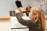 Phút lơ là của cha mẹ, con gặp họa khi vật nhọn đâm Phút lơ là của cha mẹ, con gặp họa khi vật nhọn đâm