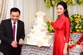 Diện áo dài 8 triệu đồng trong lễ ăn hỏi: Hoa hậu Thu Ngân giản dị hay “keo kiệt”? Diện áo dài 8 triệu đồng trong lễ ăn hỏi: Hoa hậu Thu Ngân giản dị hay “keo kiệt”?
