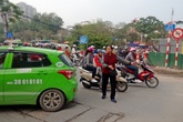 Người phụ nữ 10 năm “điên” với giao thông Hà Nội Người phụ nữ 10 năm “điên” với giao thông Hà Nội