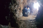 Đau xót phận người ở “rốn vàng” Mà Sa Phìn (2): Bọt bèo thân phận phu vàng Đau xót phận người ở “rốn vàng” Mà Sa Phìn (2): Bọt bèo thân phận phu vàng