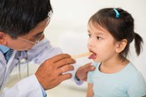 Những sai lầm khiến trẻ mắc viêm họng giữa mùa nóng Những sai lầm khiến trẻ mắc viêm họng giữa mùa nóng