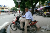 Nhà nghèo, nuôi vợ bệnh vẫn chạy xe ôm miễn phí giúp người Nhà nghèo, nuôi vợ bệnh vẫn chạy xe ôm miễn phí giúp người