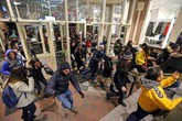 Chuyện kinh dị ngày Black Friday: Giẫm đạp nhau tới chết, 'bà già đại chiến' hay lột vỏ tôm hùm giấu vào quần lót Chuyện kinh dị ngày Black Friday: Giẫm đạp nhau tới chết, 'bà già đại chiến' hay lột vỏ tôm hùm giấu vào quần lót