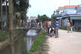 Đi tập văn nghệ, bé gái rơi xuống mương tử vong Đi tập văn nghệ, bé gái rơi xuống mương tử vong