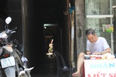 Cận cảnh những con ngõ phố cổ Hà Nội đặc biệt, hẹp và tối vừa vặn một người đi Cận cảnh những con ngõ phố cổ Hà Nội đặc biệt, hẹp và tối vừa vặn một người đi