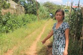 Tranh chấp đất đai, đổ nước chứa thuốc diệt cỏ vào miệng một phụ nữ Tranh chấp đất đai, đổ nước chứa thuốc diệt cỏ vào miệng một phụ nữ