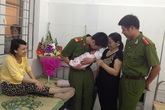 Hai cảnh sát, một sản phụ và câu chuyện về tình người Hai cảnh sát, một sản phụ và câu chuyện về tình người
