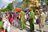 Nhiều người bị cướp giật iPhone ở đường hoa Nguyễn Huệ Nhiều người bị cướp giật iPhone ở đường hoa Nguyễn Huệ