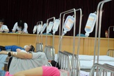 Cao điểm sốt xuất huyết: Bác sĩ hủy phép, bệnh viện nhường hội trường kê giường cho bệnh nhân Cao điểm sốt xuất huyết: Bác sĩ hủy phép, bệnh viện nhường hội trường kê giường cho bệnh nhân