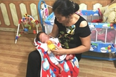 Nghệ An: Bé trai khoảng 20 ngày tuổi bị bỏ trước trạm y tế phường Nghệ An: Bé trai khoảng 20 ngày tuổi bị bỏ trước trạm y tế phường