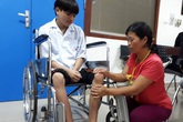 Xót thương gia cảnh cậu bé không cha, khao khát 'tự đi được bằng đôi chân của mình' Xót thương gia cảnh cậu bé không cha, khao khát 'tự đi được bằng đôi chân của mình'