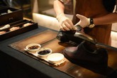 Thâm cung bí sử (111 - 1): Người đóng giầy siêu hạng Thâm cung bí sử (111 - 1): Người đóng giầy siêu hạng