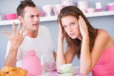 Cào lưng chồng để trị tật... cuồng ghen Cào lưng chồng để trị tật... cuồng ghen