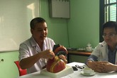 Giáo sư tim mạch kể về lần đầu mổ tim siêu nặng cho bệnh nhân rất đặc biệt Giáo sư tim mạch kể về lần đầu mổ tim siêu nặng cho bệnh nhân rất đặc biệt