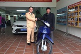 Cụ ông lặn lội từ Cao Bằng xuống Thủ đô nhận lại chiếc xe máy sau 11 năm bị mất cắp Cụ ông lặn lội từ Cao Bằng xuống Thủ đô nhận lại chiếc xe máy sau 11 năm bị mất cắp