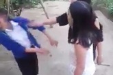 2 nữ sinh tỉnh Thừa Thiên Huế đánh bạn tới tấp vào mặt 2 nữ sinh tỉnh Thừa Thiên Huế đánh bạn tới tấp vào mặt